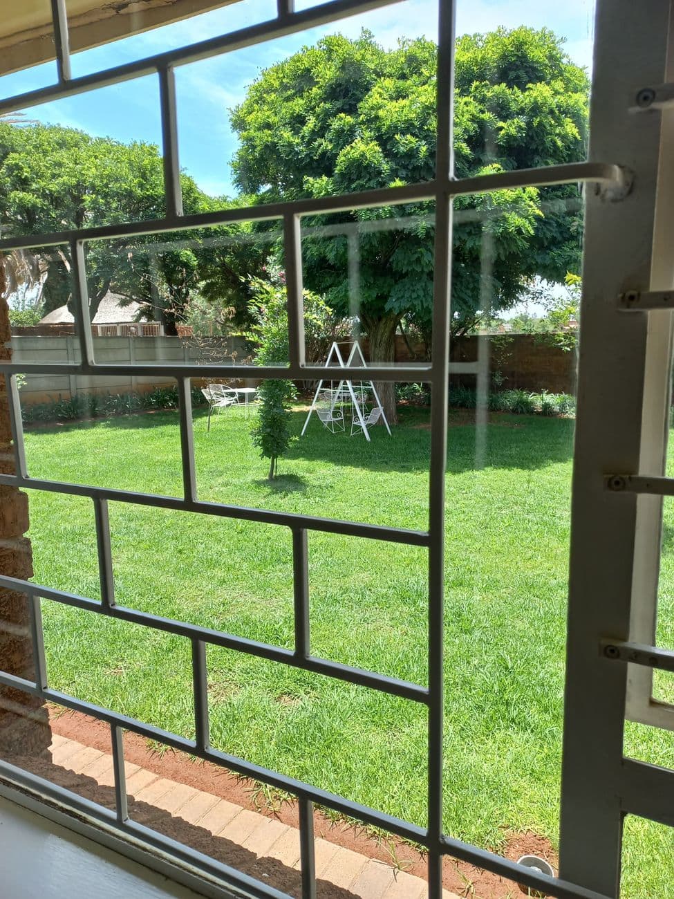 The green garden and lawn at Oase Guesthouse
