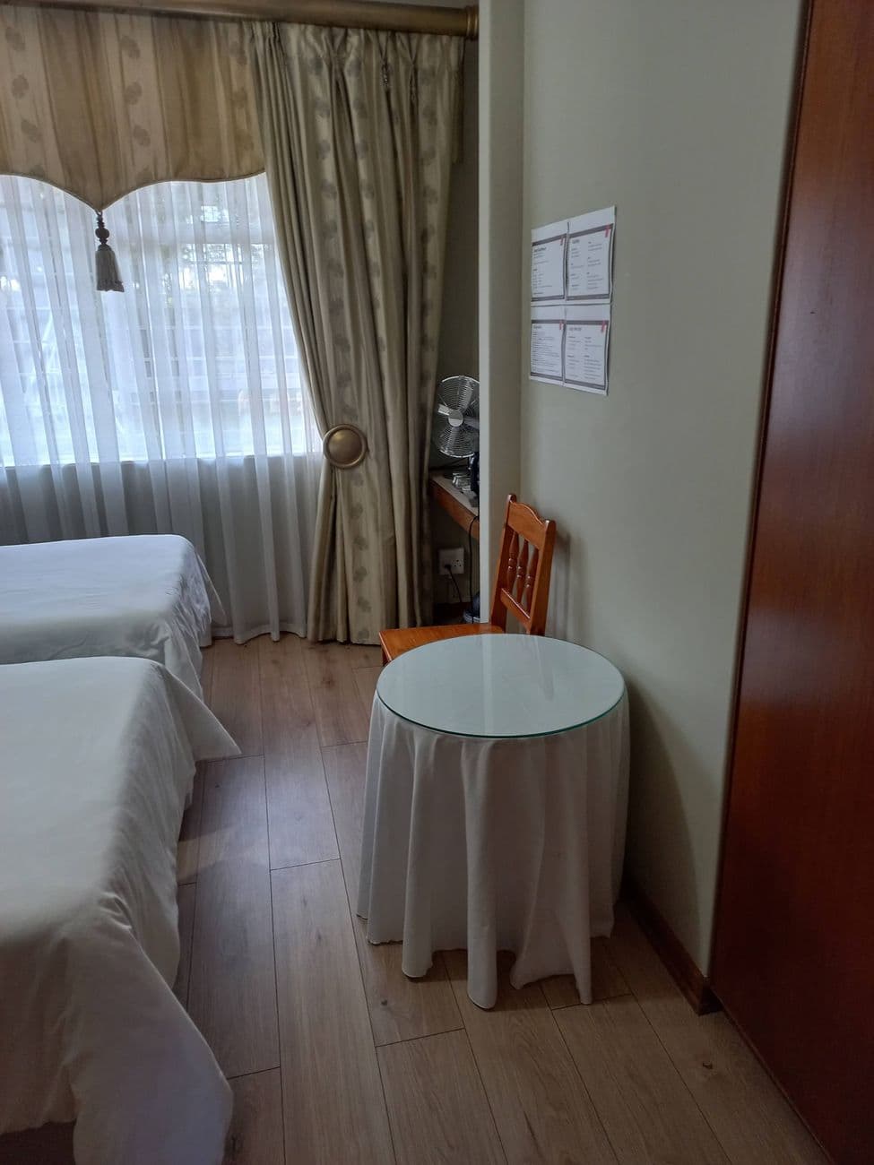 A comfortable twin room at Oase Guesthouse
